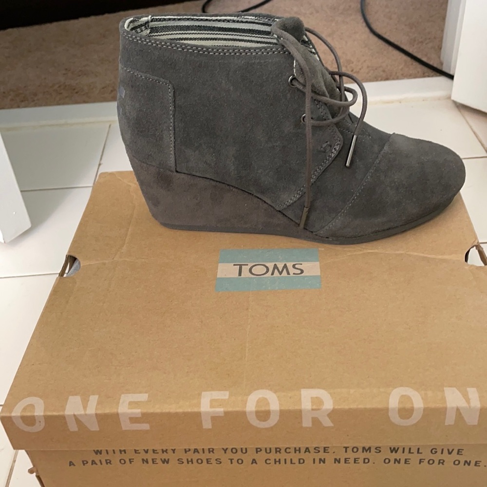 NIB Never Worn TOMS Desert Wedge Castlerock Grey Suede Booties sz 8.5